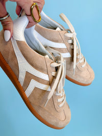 The Xena sneaker beige