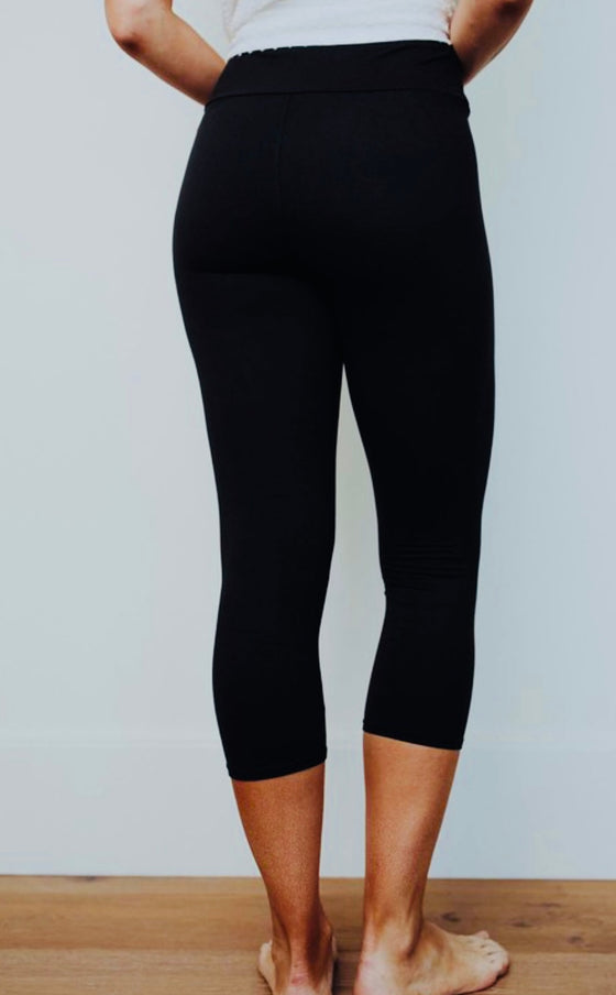 BUTTERY BLACK CAPRI LEGGINGS