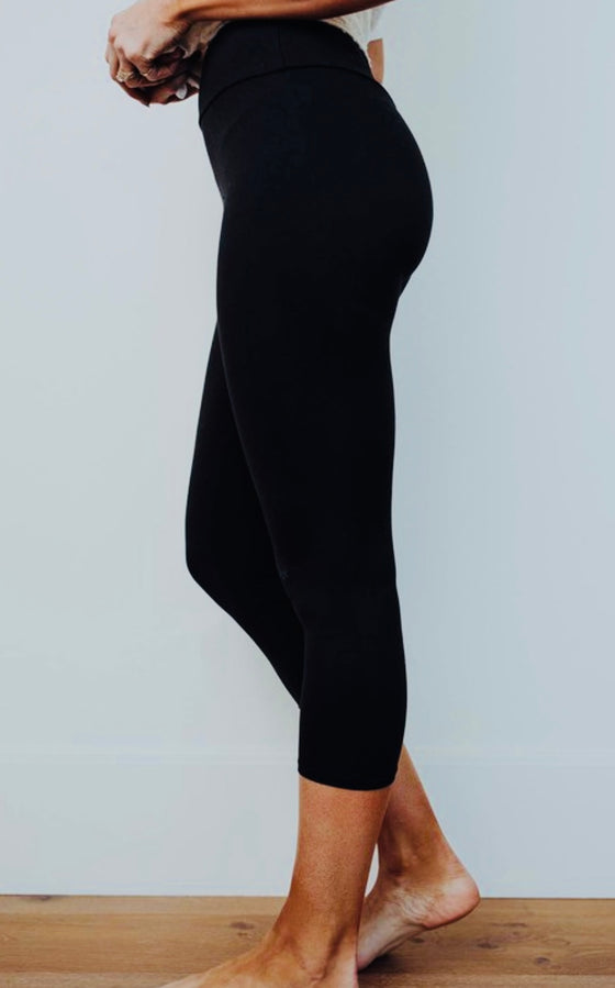 BUTTERY BLACK CAPRI LEGGINGS